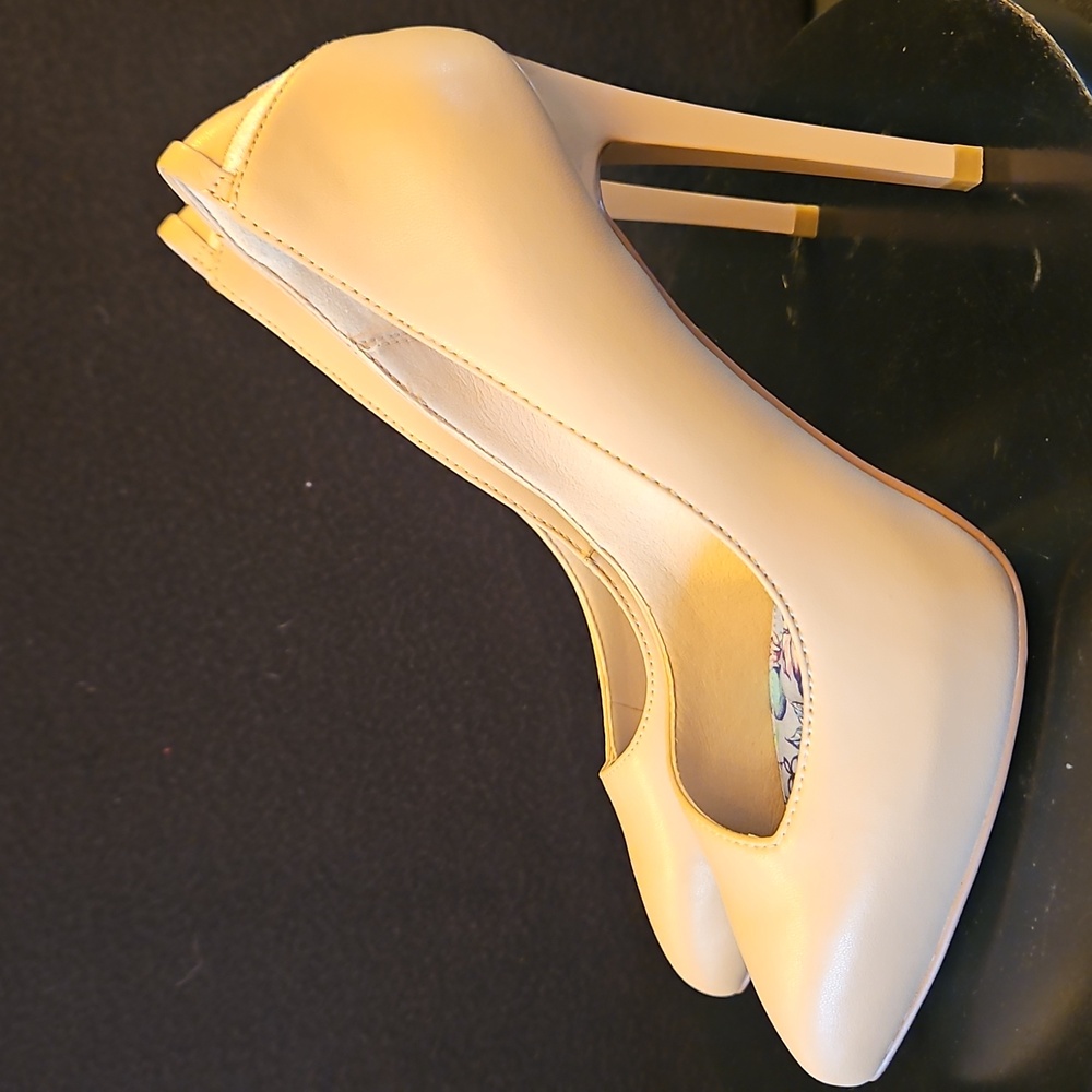 Veerah Women’s ‎ High Heels Vegan Leather Tan/ Nude Pointed Toe Size 5